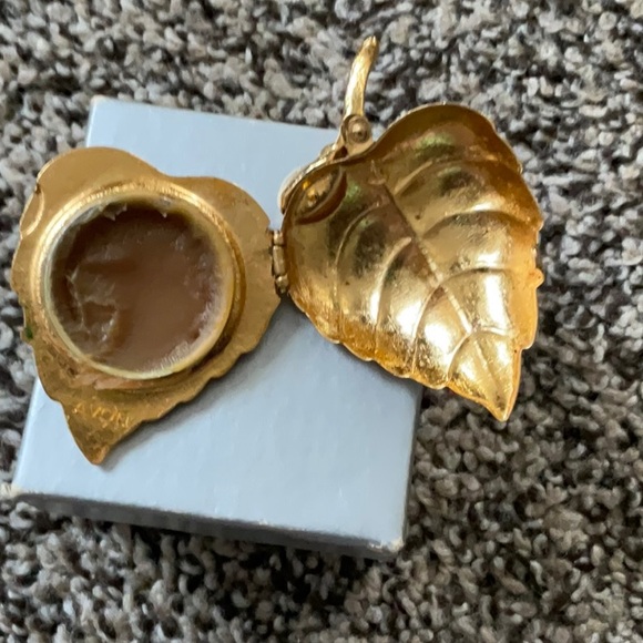Vintage Avon Solid Perfume Brooch, Gold Tone Leaf with Hinged Locket Compartment - Picture 3 of 5